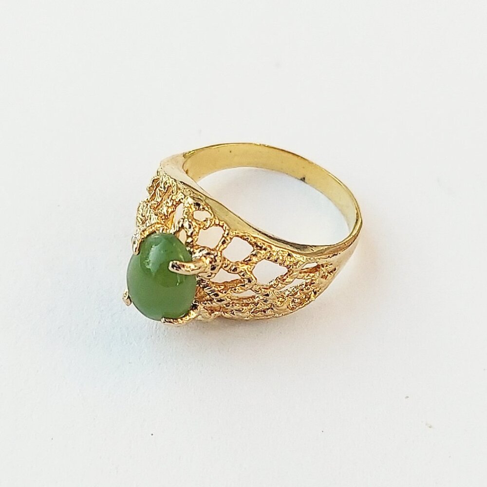 1970s Chinese Vintage Green Jade Colored Stone Gold Tone Ring Size 5.25